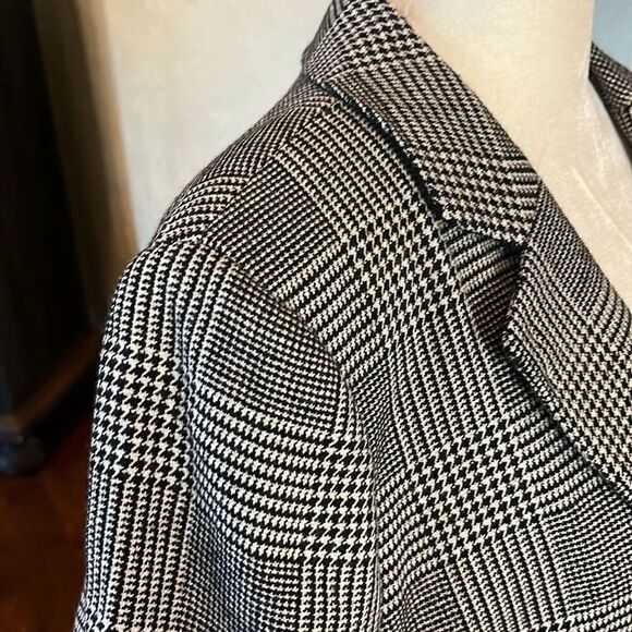 Bloomingdale’s black, white, and silver threaded wool blazer, size 12P! - Picture 4 of 10